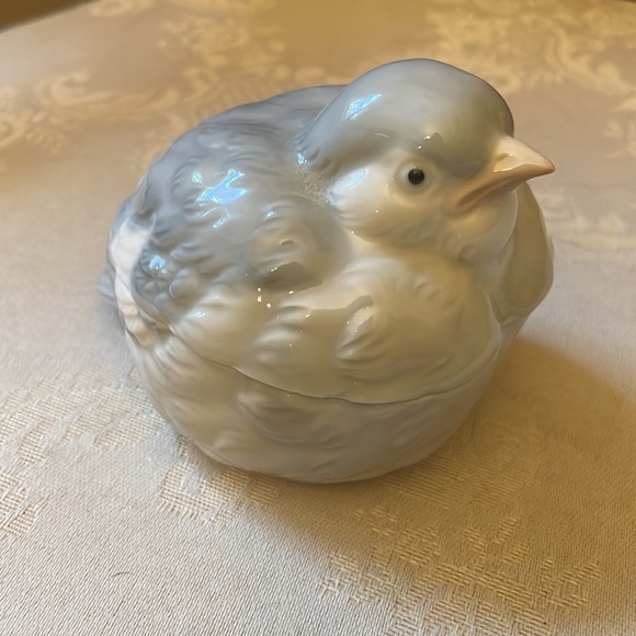Vintage Otagiri Japan crabby sparrow trinket box, gray and white feathers, EUC - Picture 3 of 11